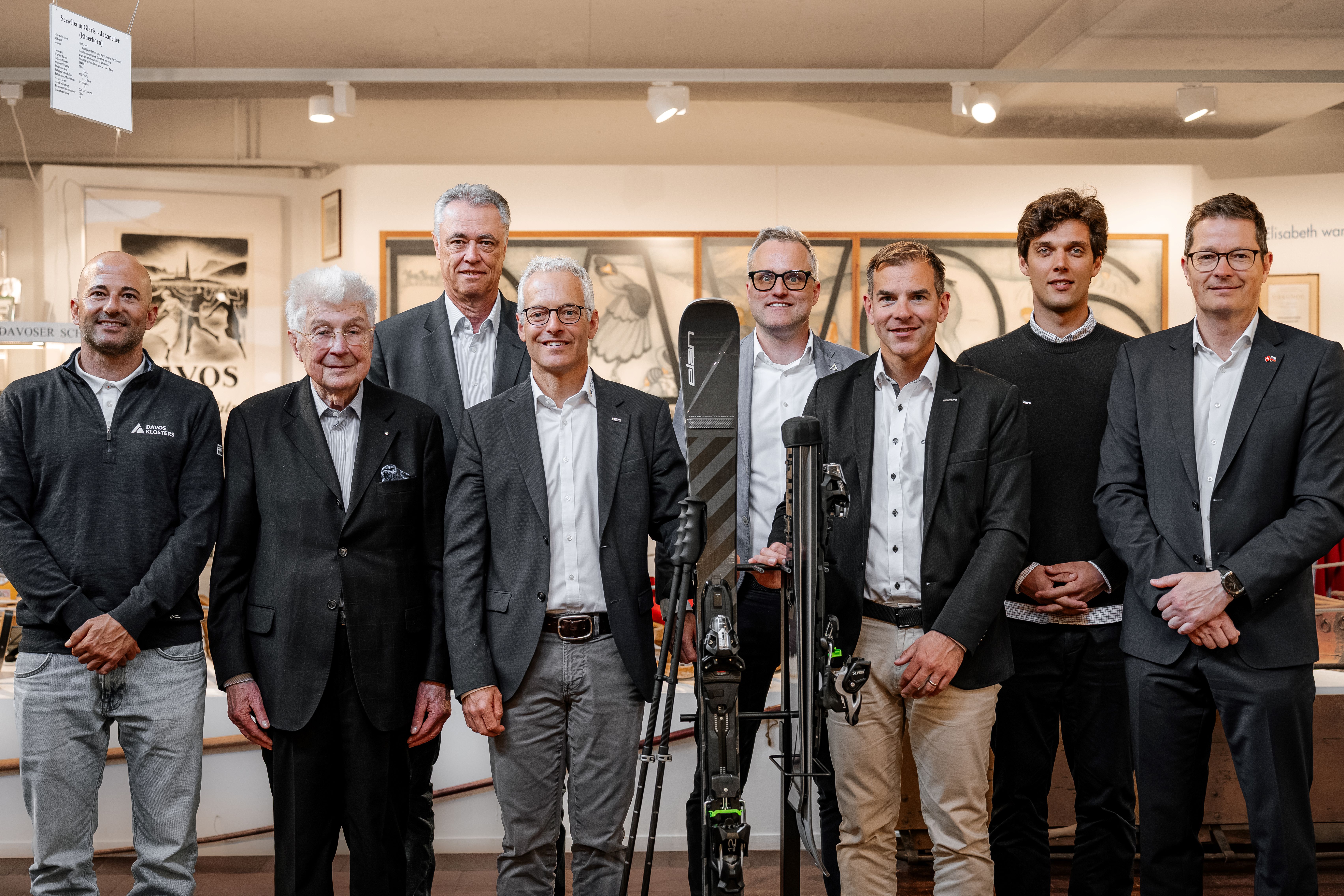 Tobias Pogorevc, častni konzul Republike Slovenije in izvršni direktor Helvetic Airways (na desni) s projektno ekipo »Davos Ski® by Elan«: Fredi Michel, vodja prodaje za Azijo pri Destination Davos Klosters; Franz Maximilian Schmid-Preissler, strateški svetovalec; Reto Branschi, predsednik upravnega odbora Destination Davos Klosters, Albert Kruker, izvršni direktor Destination Davos Klosters, Roger Manser, vodja marketinga pri Destination Davos Klosters, Leon Korošec, podpredsednk skupine in direktor športne divzije Elan in Žiga Strehovec, produktni vodja, Elan.