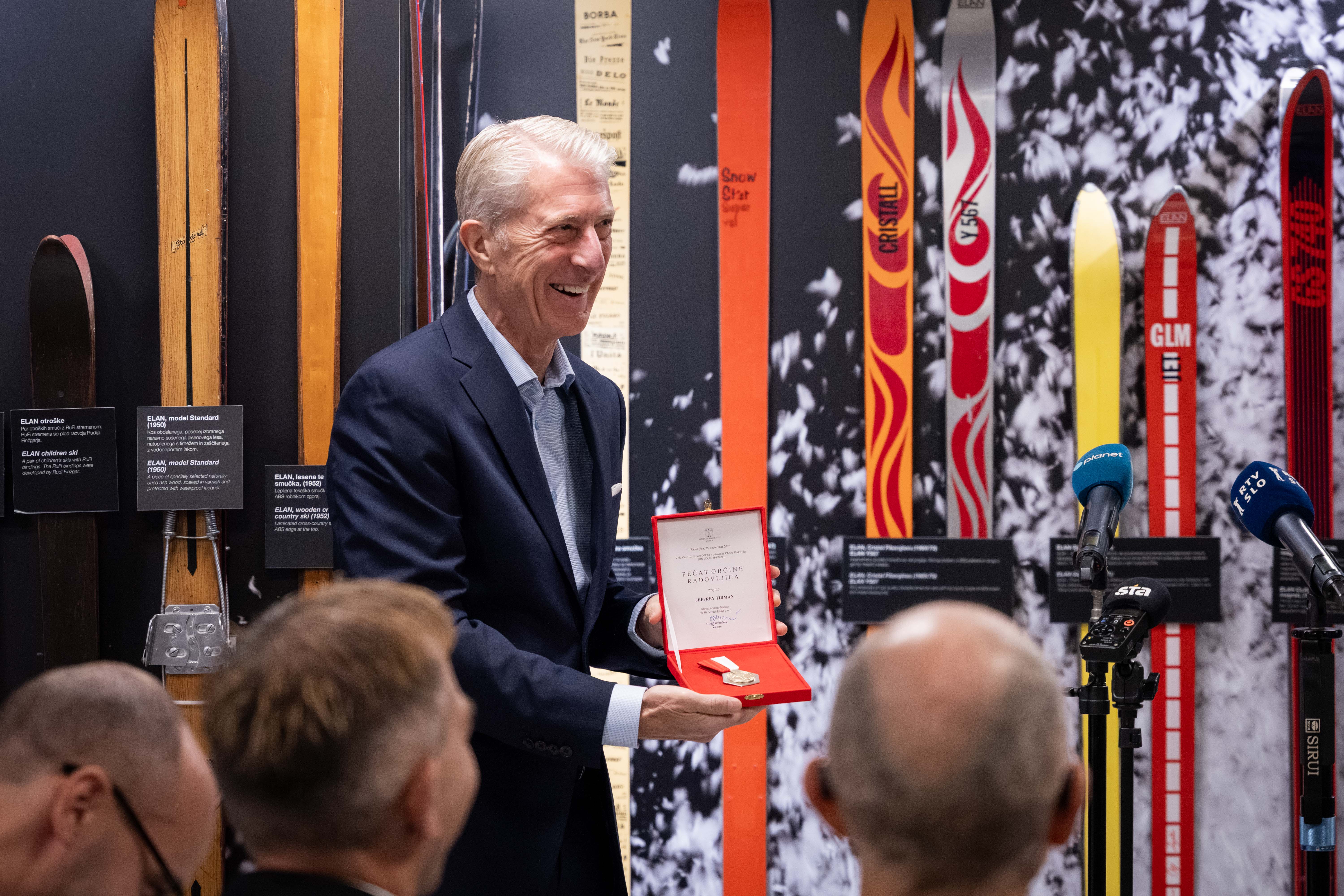 JEFFERY TIRMAN, IZVRŠNI DIREKTOR ELANA OB PREJEMU ČASTNEGA PEČATA OBČINE RADOVLJICA