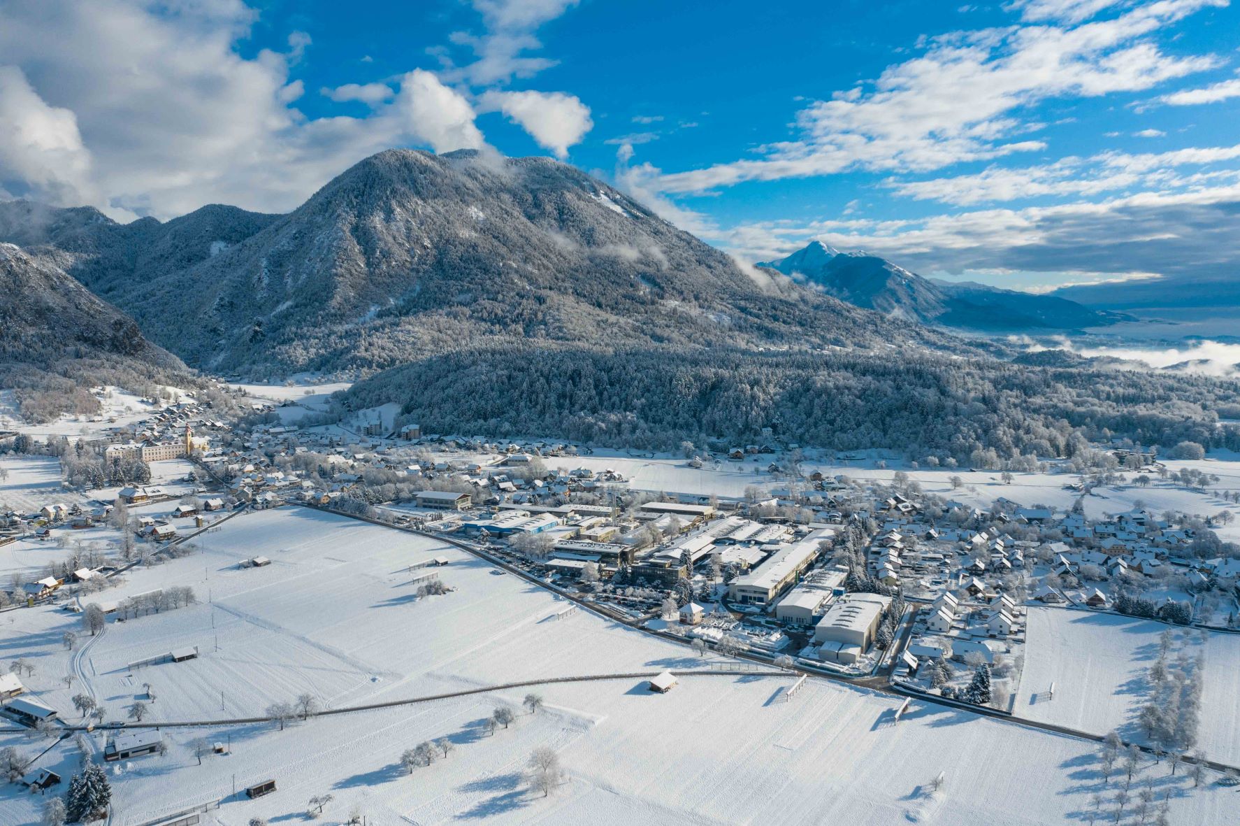 Podjetje Elan deluje v neposredni bližini Alp