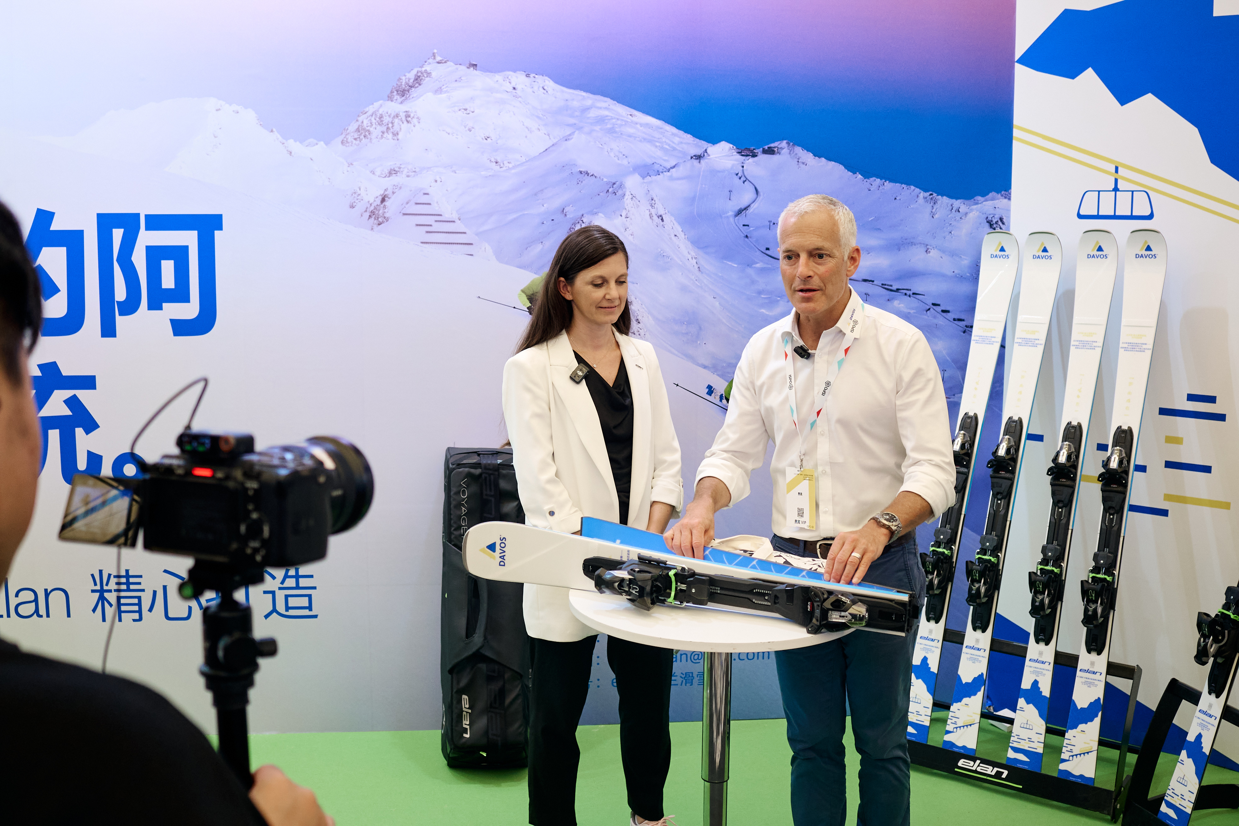 4.	Melanja Korošec, višja podpredsednica družbe KJK Sports in strateška vodja blagovne znamke Elan ter Albert Kruker, izvršni direktor Destination Davos Klosters.
